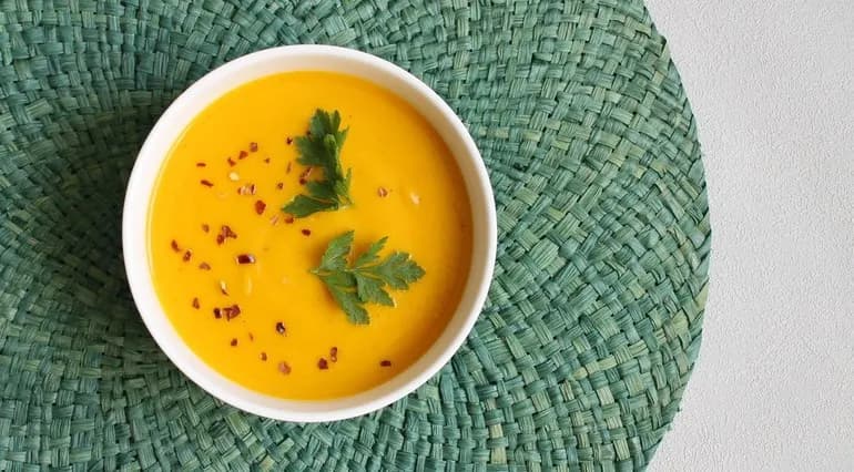 Ile kalorii ma zupa dyniowa? Sprawdź, co może Cię zaskoczyć