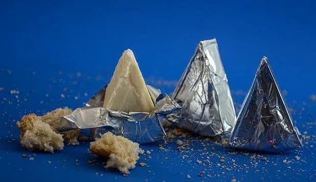 Serek topiony – ile kalorii kryje ten popularny przysmak? Zaskakujące fakty