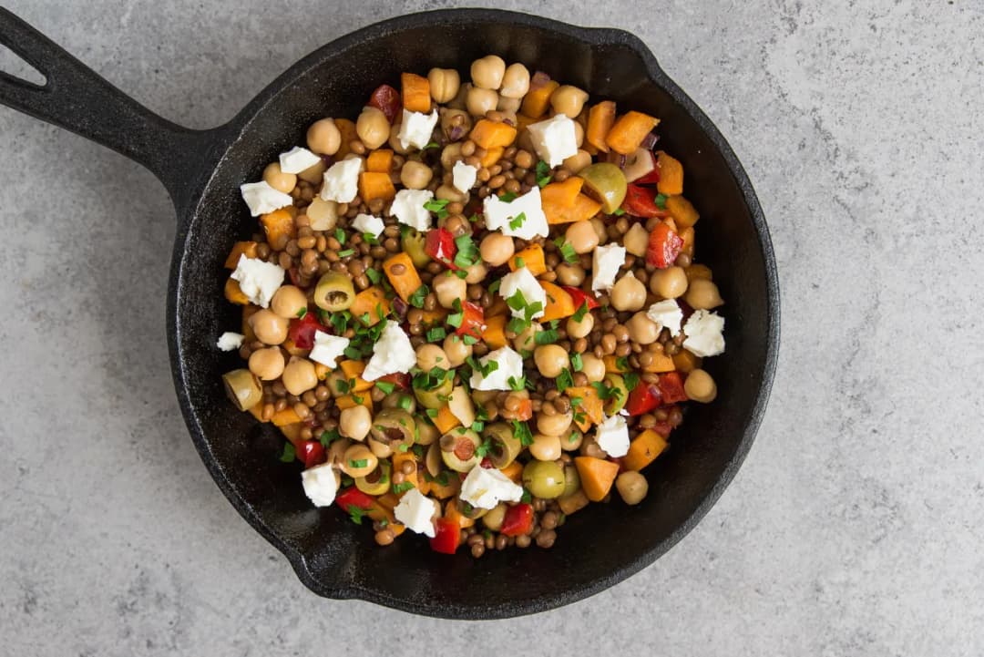 Prosta sałatka z batatów i ciecierzycy - przepis na zdrowy posiłek