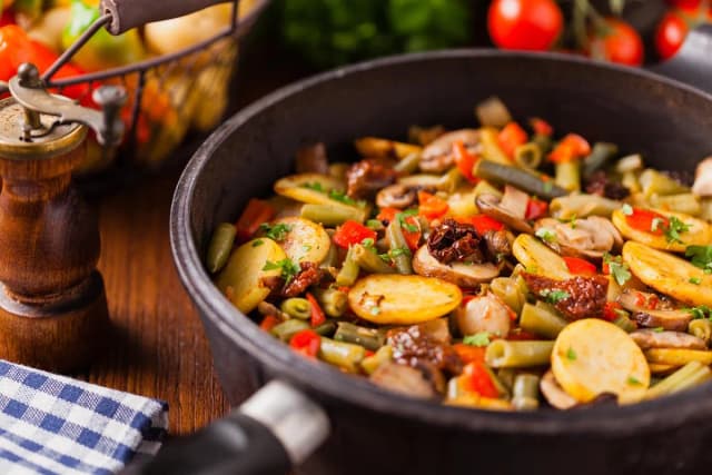 Czym przyprawić warzywa na patelnię, aby były pyszne i aromatyczne?