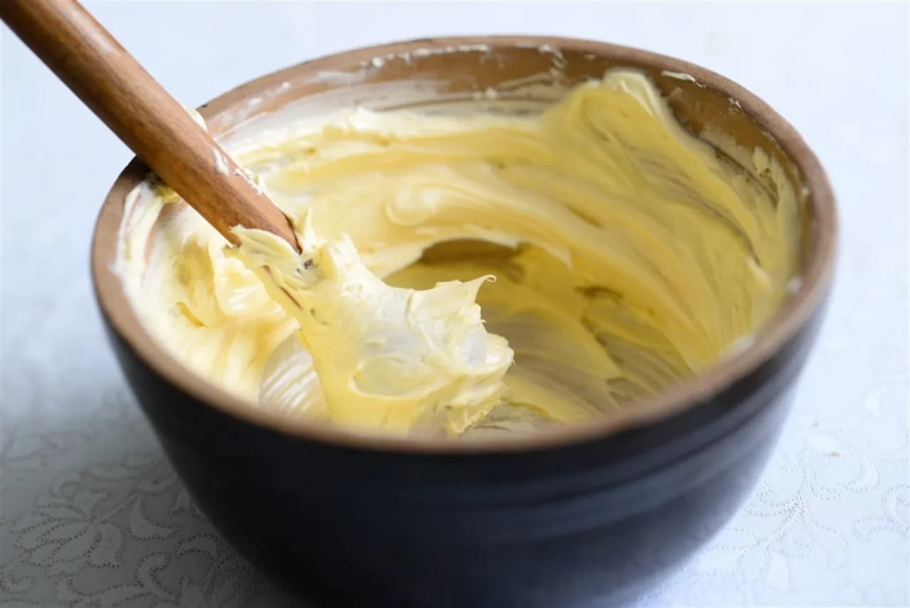 Masło ze śmietany: Przepis na domowe masło z śmietany, prosty i szybki