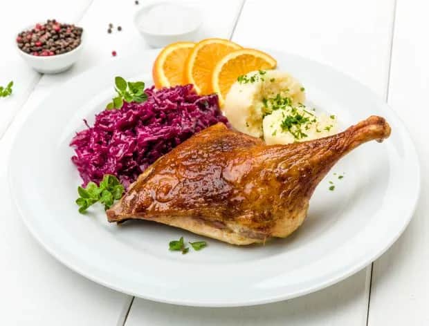 Pieczona kaczka idealna: jak uzyskać mięso soczyste i aromatyczne