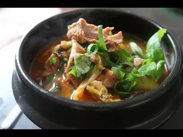 Najlepsze dania na kościach ze schabu - 5 sprawdzonych przepisów na zupy