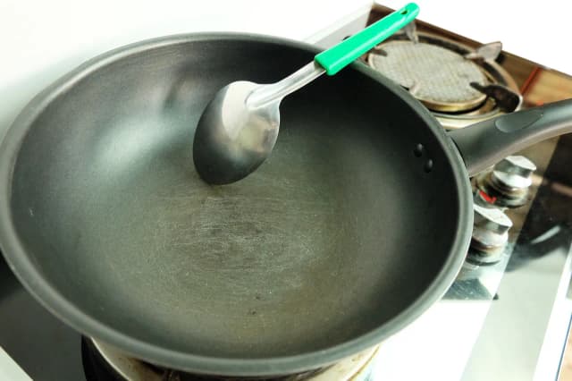 Czy patelnie teflonowe można myć w zmywarce - Fakty i zagrożenia dla powłoki