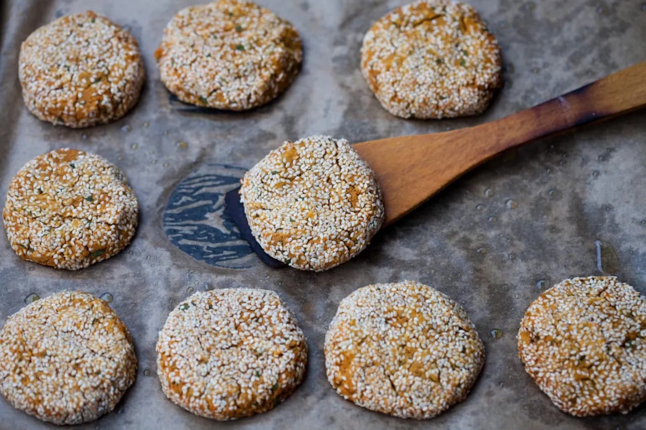 Domowe kotlety z ziemniaków i ciecierzycy - najlepszy przepis na pyszny obiad