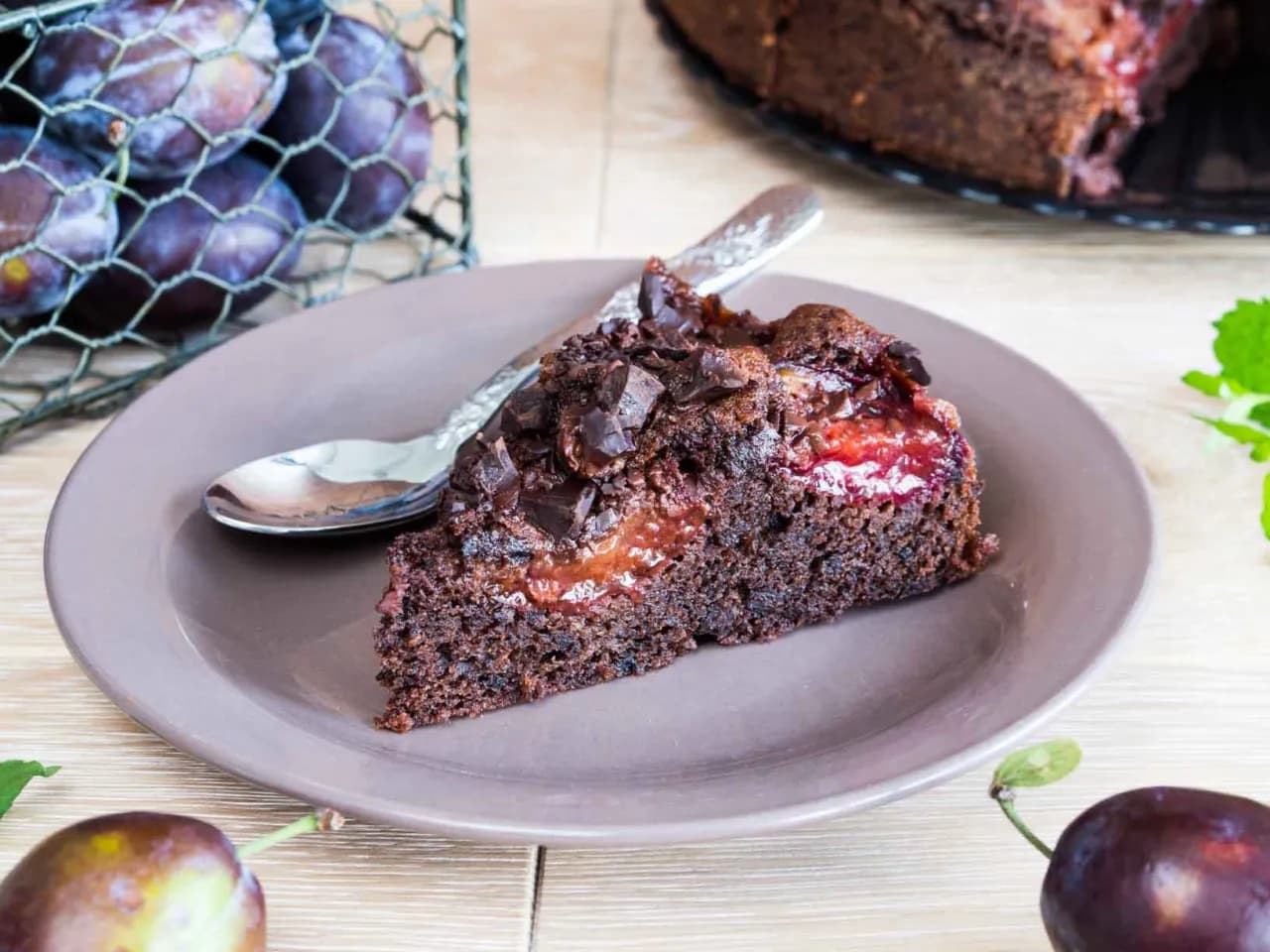 Fit ciasto czekoladowe ze śliwkami - szybki przepis na zdrowy deser