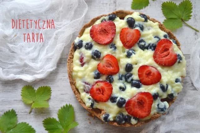 Tarta fit z owocami: Zdrowy deser dla dbających o linię