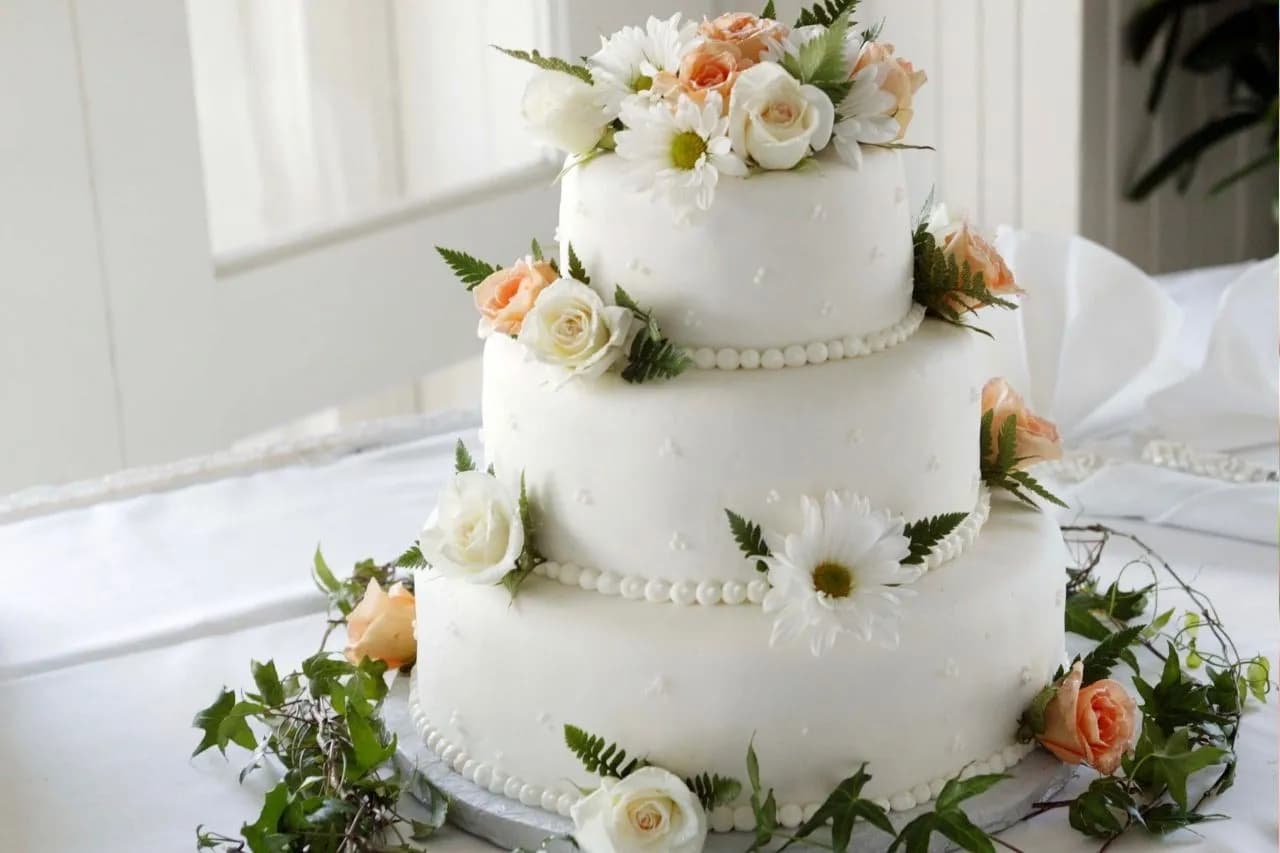 Jak wybrać najpiękniejszy biały tort z kwiatami na wesele: 8 praktycznych rad