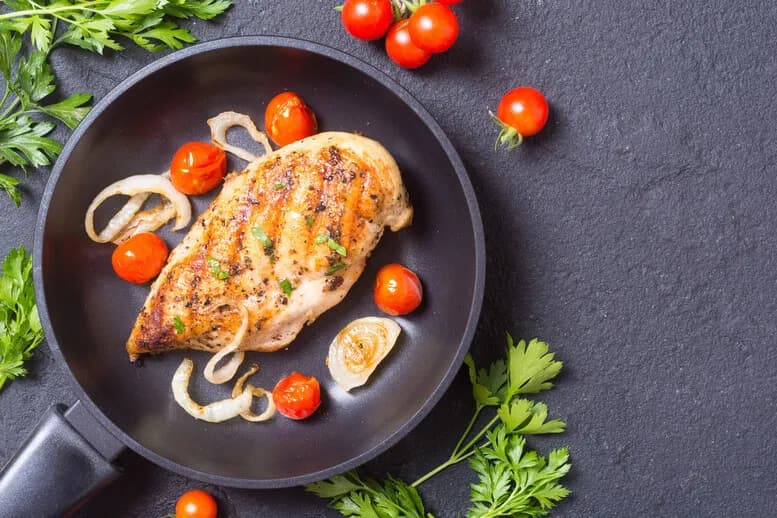 Ile smażyć kurczaka na patelni, aby uniknąć suchego mięsa?