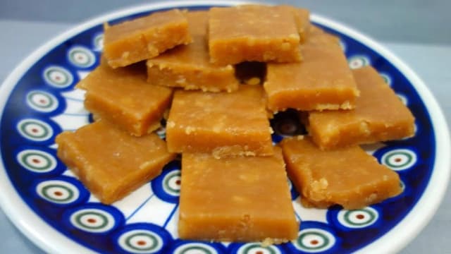 Jak zrobić cukierki z cukru na patelni – prosta receptura krok po kroku