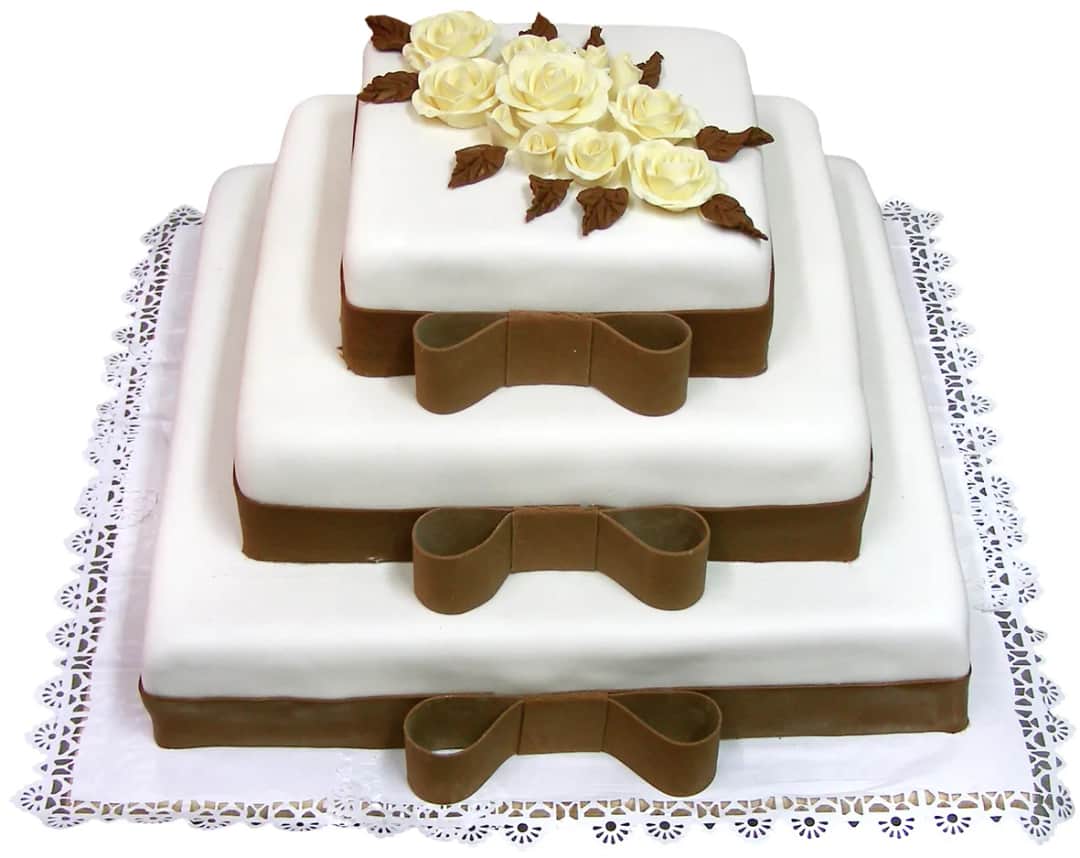 Elegancki tort weselny prostokątny piętrowy: smaki i dekoracje