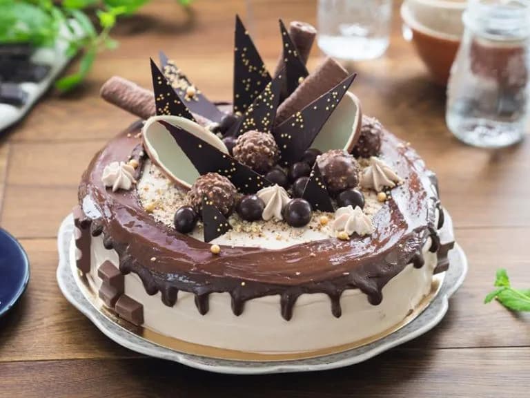 Domowe dekoracje czekoladowe do tortów: Proste techniki zdobienia