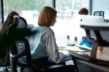 Jak unikać cyfrowego przeciążenia pracując codziennie z Instagramem