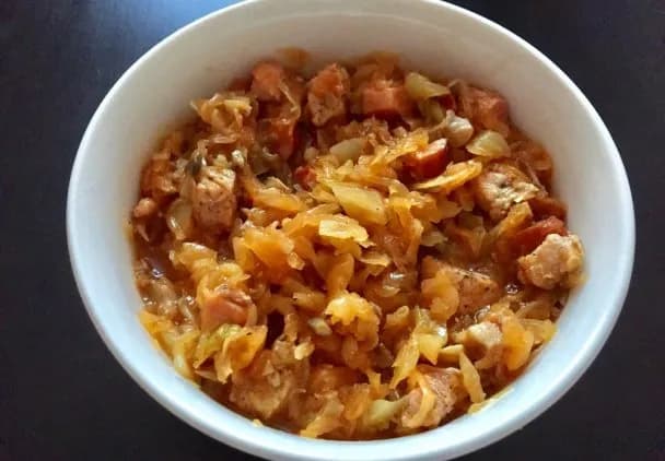 Dietetyczny bigos z kiszonej kapusty: smaczny i zdrowy sposób na dietę