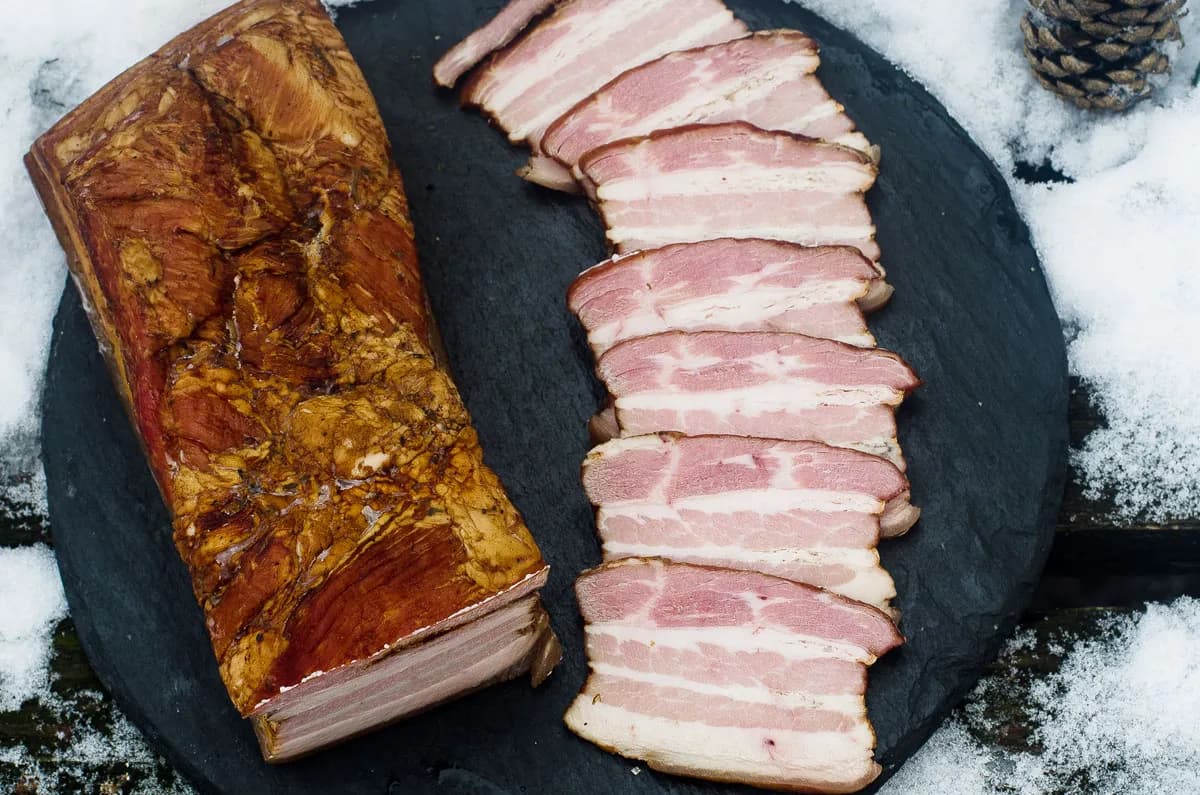 Jak długo parzyć boczek wędzony, żeby był idealny? Porady krok po kroku