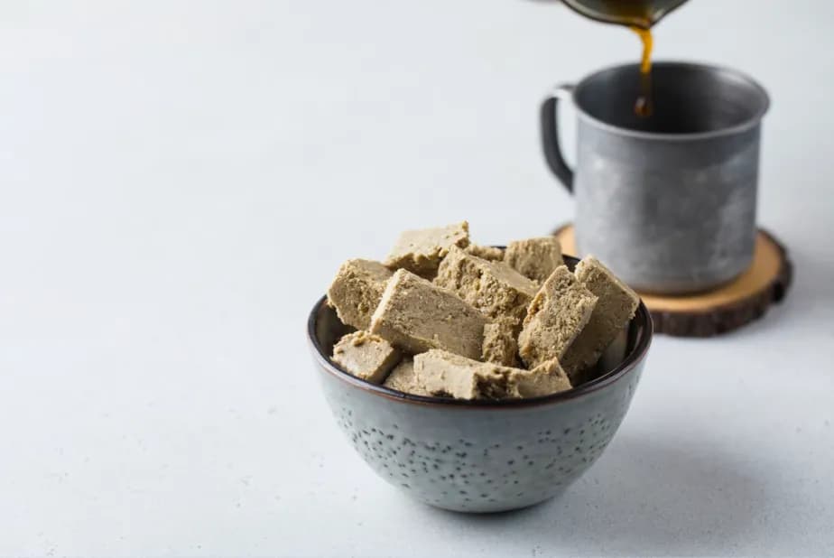 kawałki chałwy w misce