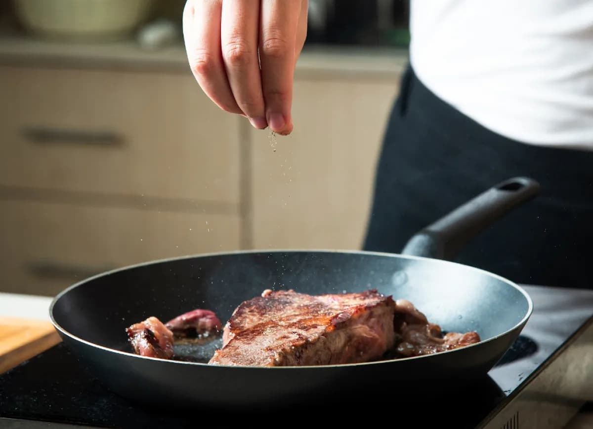 Jak smażyć wołowinę na patelni – kluczowe porady dla perfekcyjnego mięsa