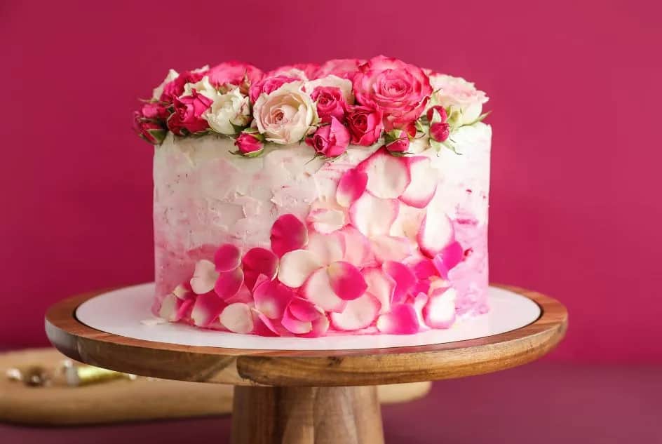 Jak udekorować tort domowymi technikami? Ozdoby z mas i kremów!