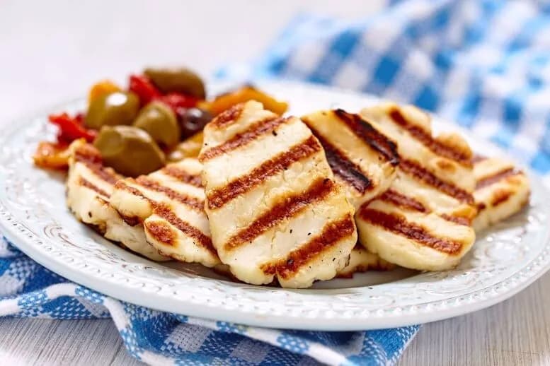 Jak grillować ser halloumi na patelni, by uzyskać idealną chrupkość?