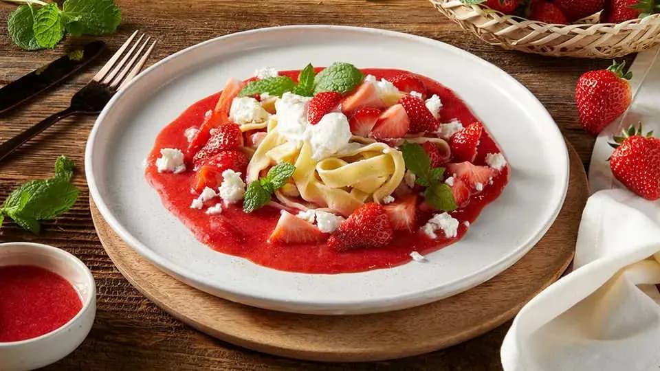 Ile kalorii ma makaron z truskawkami? Zaskakujące wartości kaloryczne