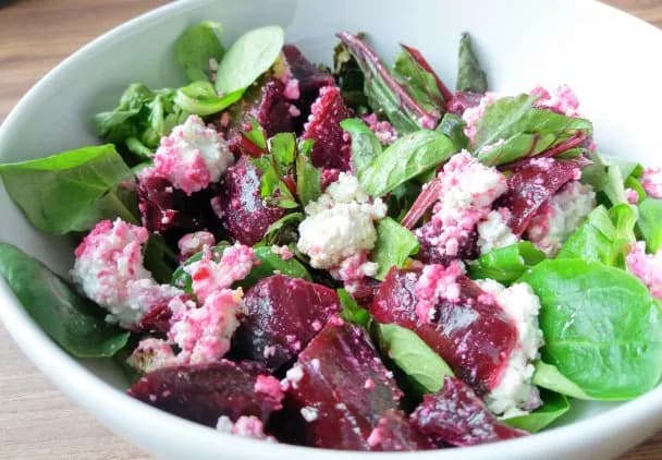 Co ugotować z botwiny? Przepisy na pyszne zupy i sałatki pełne smaków