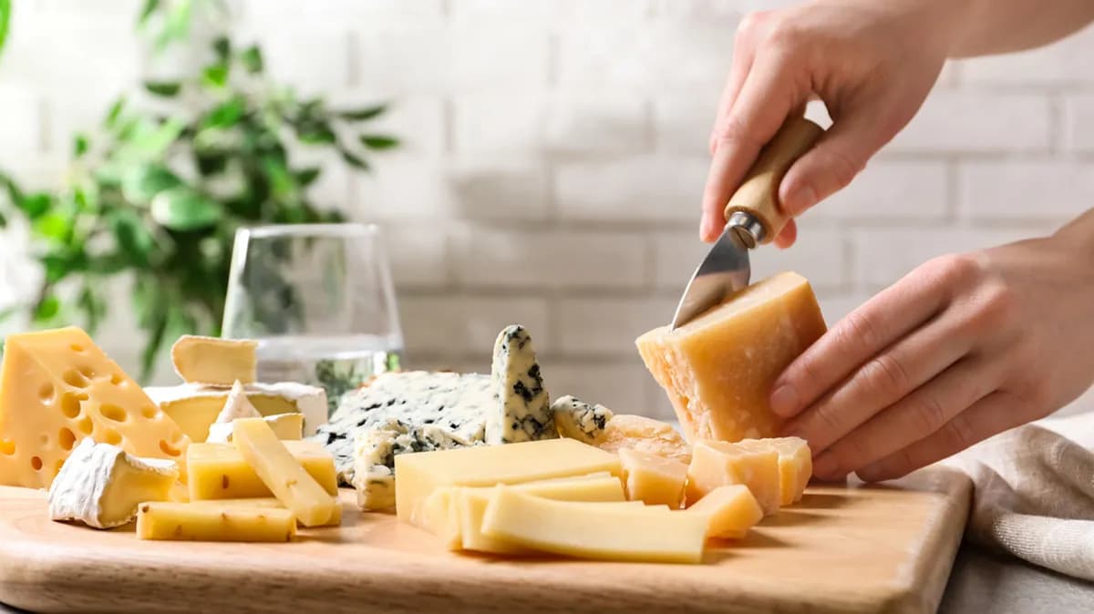 Czy można mrozić ser? Wszystko o mrożeniu żółtego sera i jego właściwościach