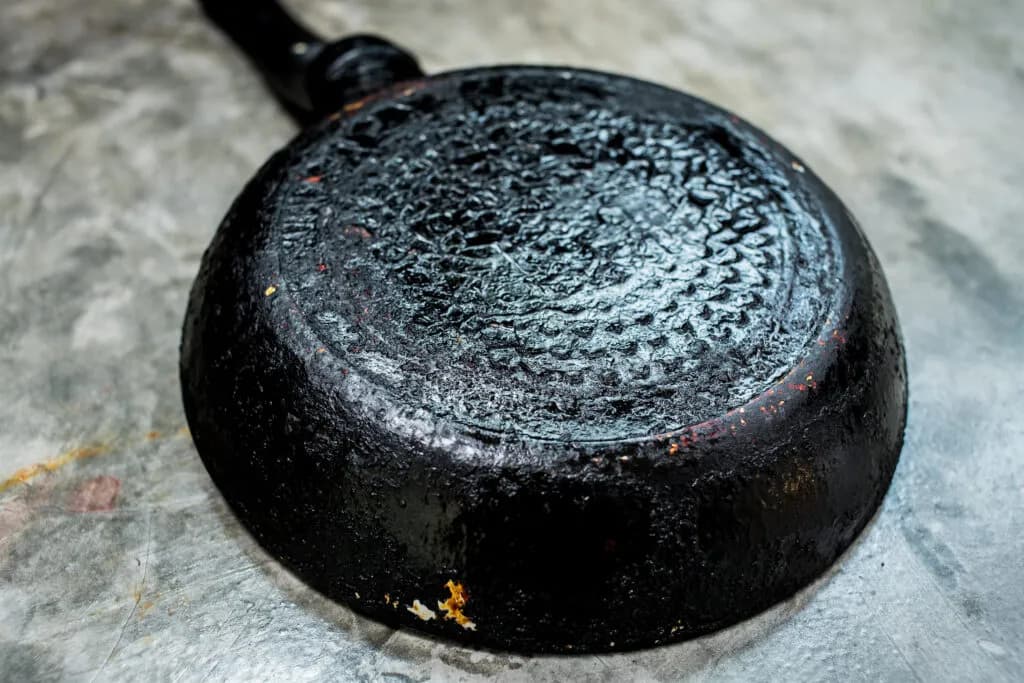 Jak wyczyścić przypaloną patelnię od spodu skutecznie i bez wysiłku