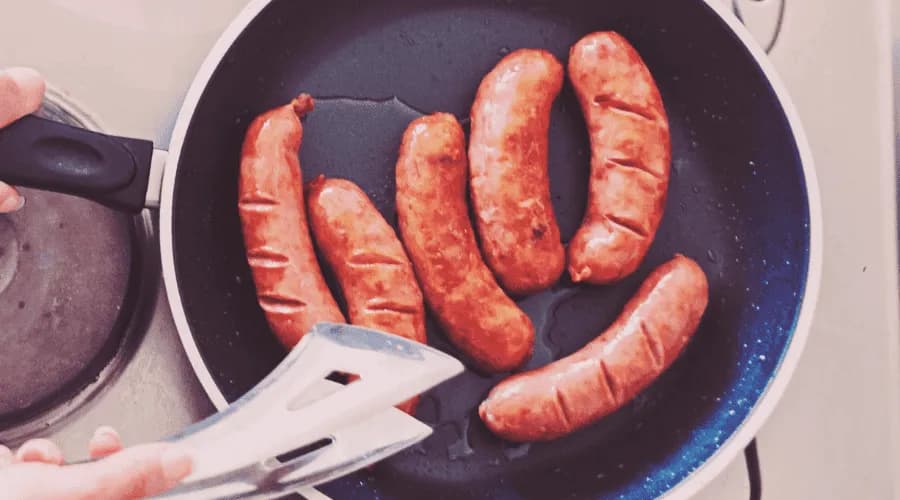 Jak usmażyć kiełbasę na patelni – proste wskazówki i smakowity przepis