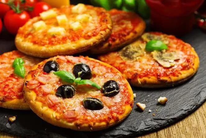 Przekąski z ciasta na pizze - 10 pomysłów co przygotować z gotowego ciasta