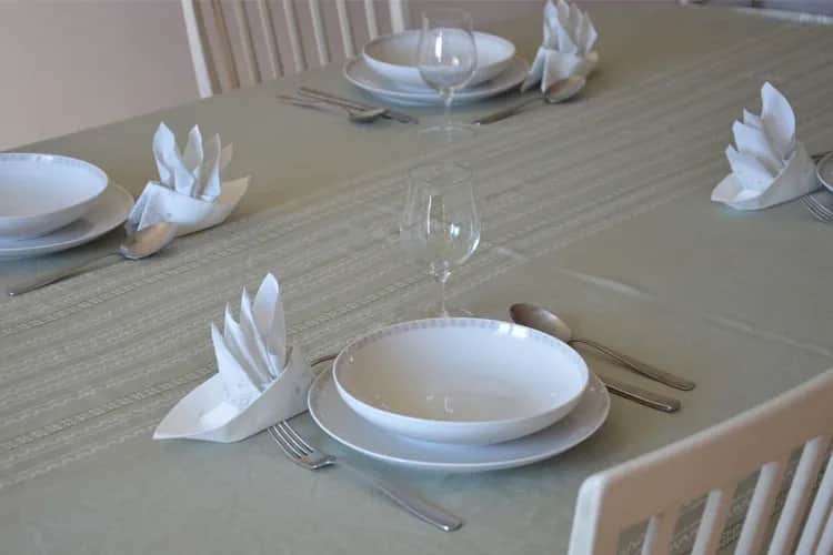 Jak ułożyć sztućce na stole - poradnik