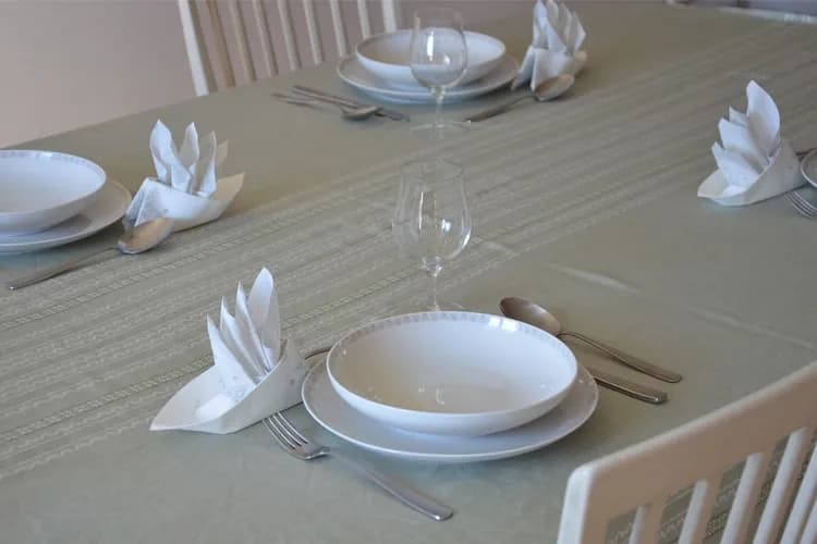 Jak ułożyć sztućce na stole - poradnik