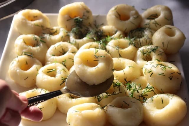 Najlepsze pomysły co zrobić z ugotowanych klusek: 7 sprawdzonych przepisów