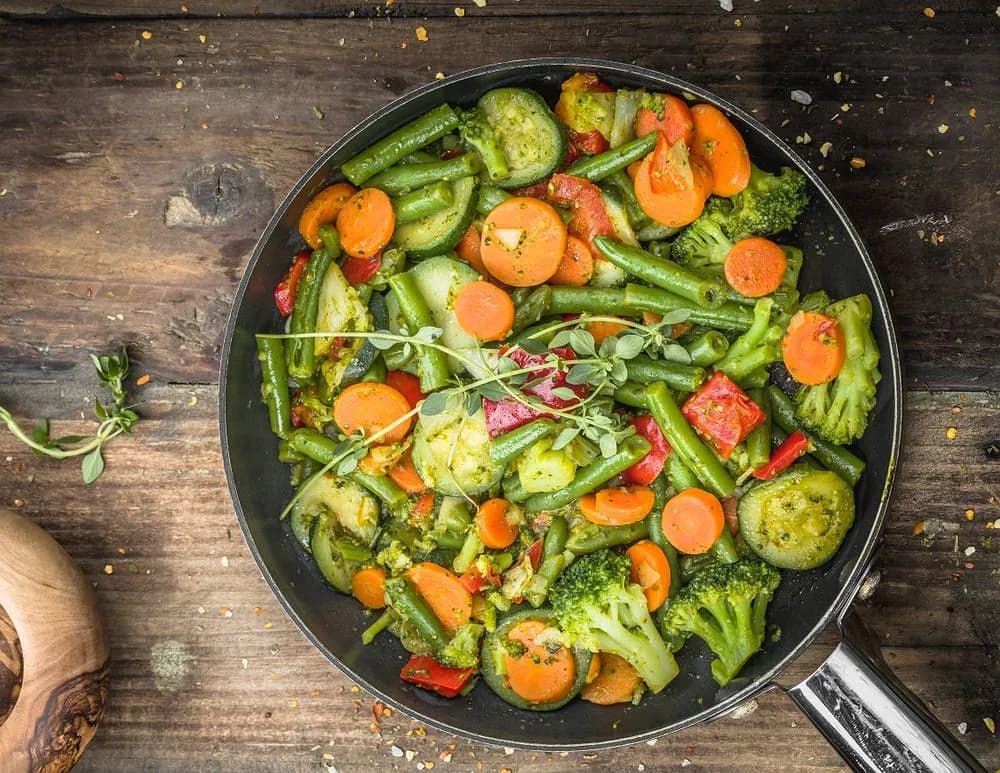Co dodać do warzyw na patelnię, aby zaskoczyć smakiem i zdrowiem?