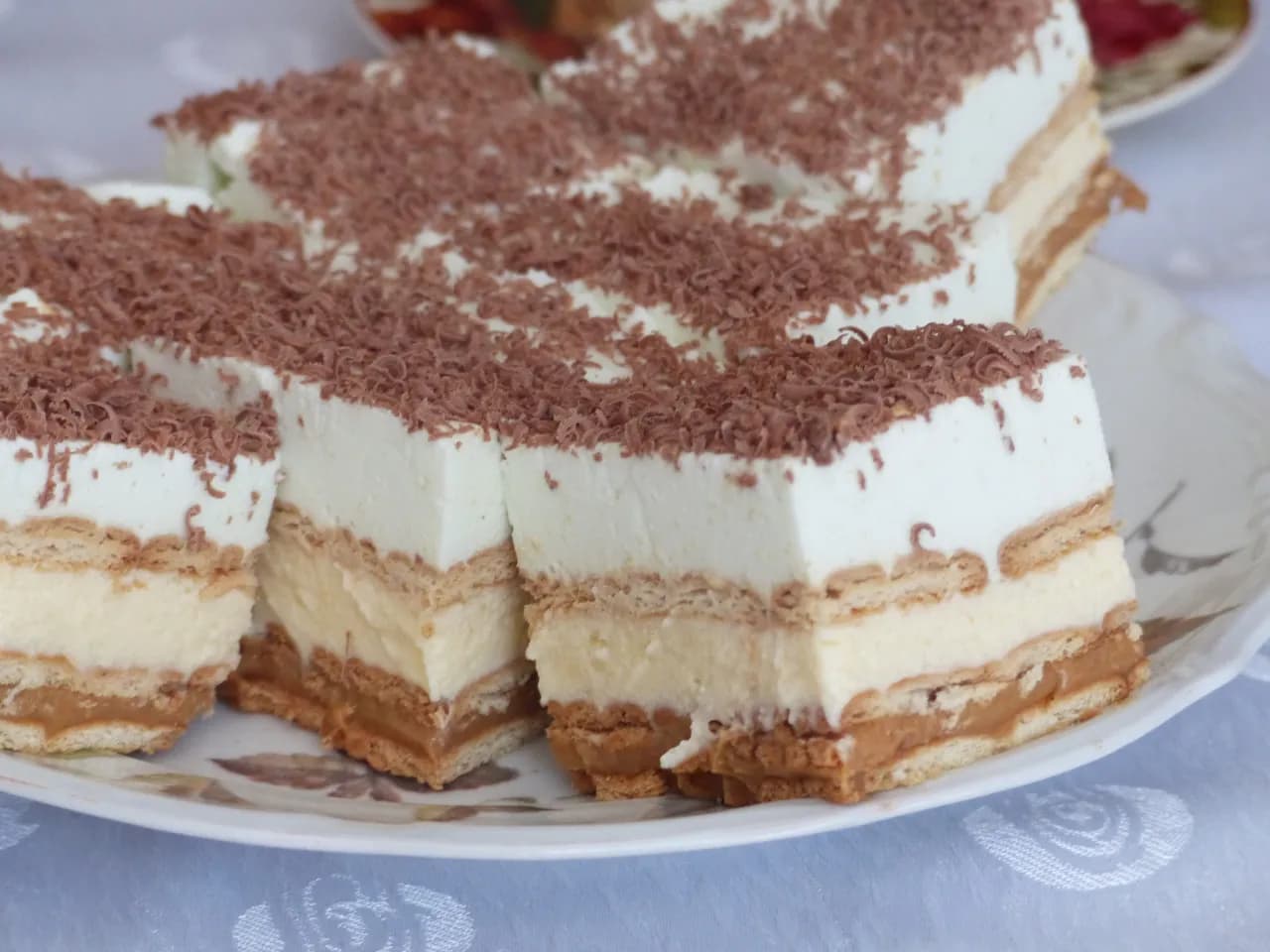 Ciasto na herbatnikach bez pieczenia - przepis na proste ciasto