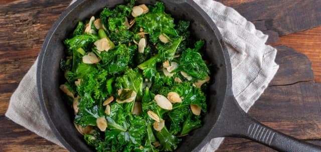 Najlepszy sposób jak przyrządzić jarmuż na patelni - przepis krok po kroku