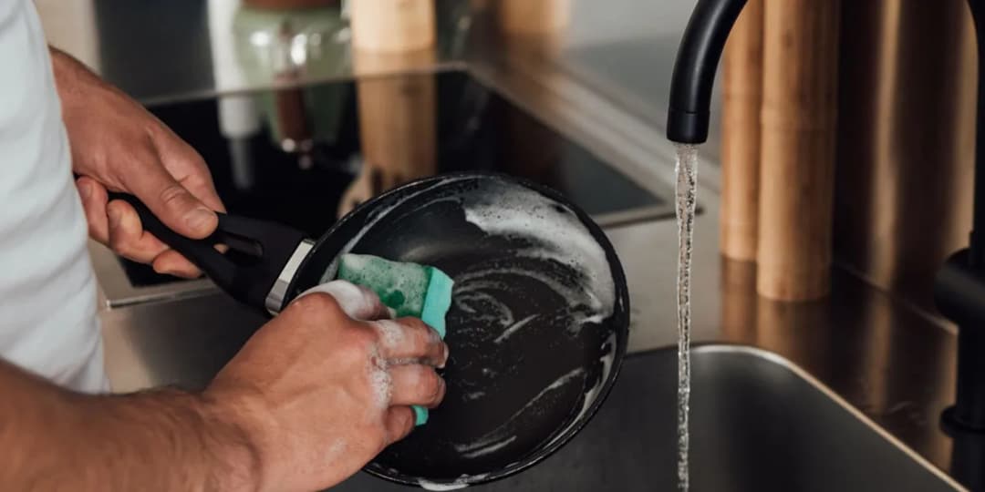 Skuteczne sposoby jak wyczyścić przypaloną patelnię: 5 domowych metod