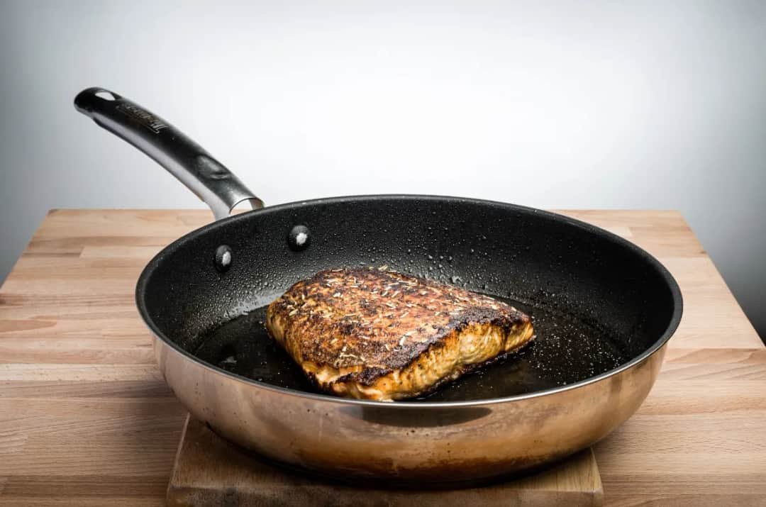 Ile smażyć łososia na patelni, by uniknąć przesuszenia ryby?