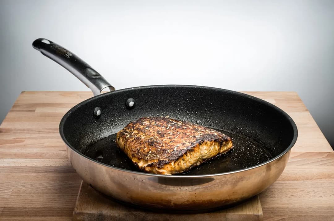 Ile smażyć łososia na patelni, by uniknąć przesuszenia ryby?