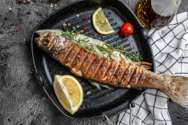Jak usmażyć pstrąga na patelni - prosty przepis krok po kroku z poradami