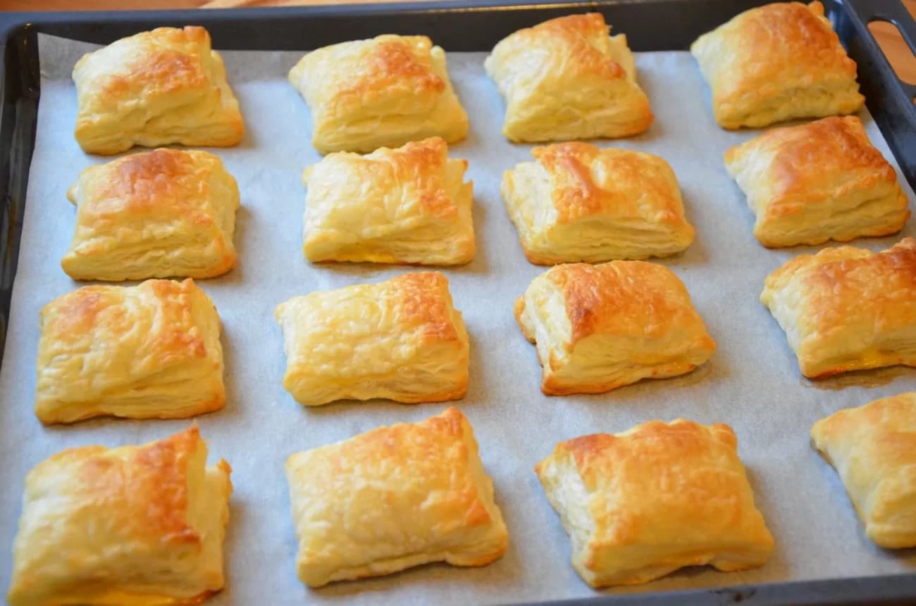 Bułeczki z ciasta francuskiego: przepisy na słone przekąski