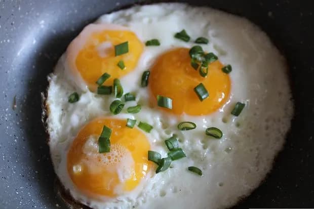 Jak zrobić jajko sadzone na patelni – proste triki, które ułatwią smażenie