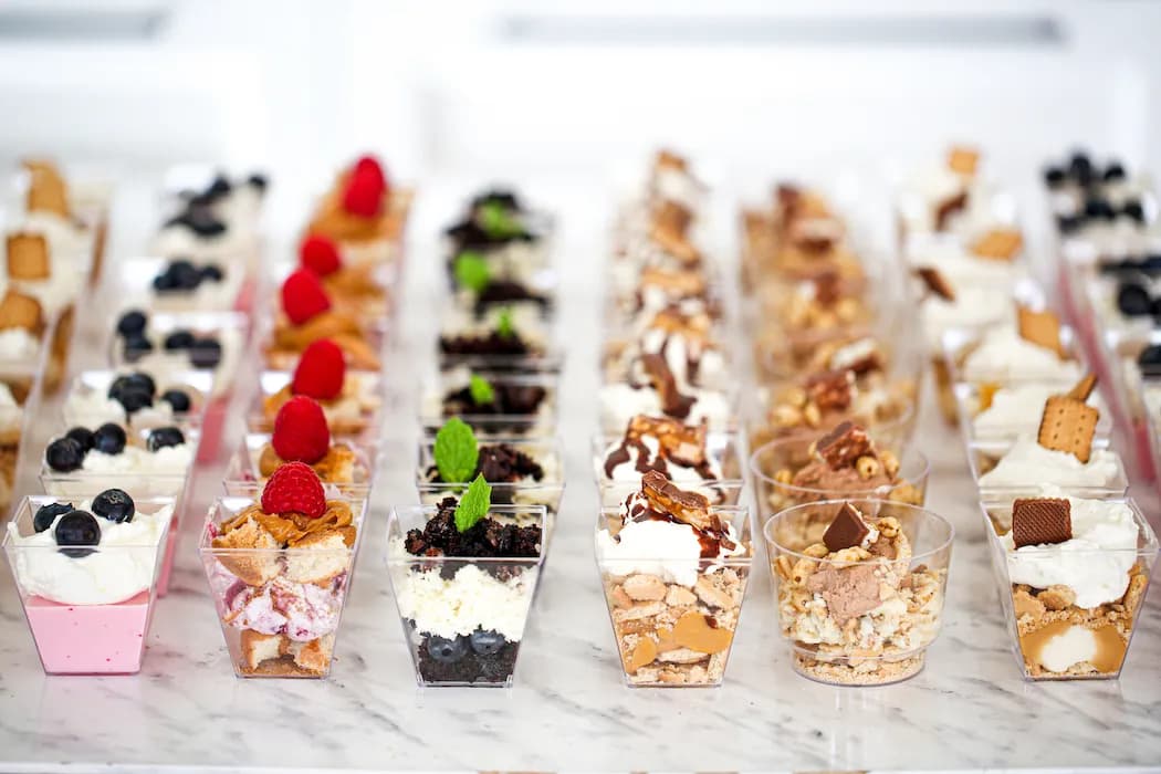 Pudełeczka na mini deserki - jak wybrać idealne opakowania?