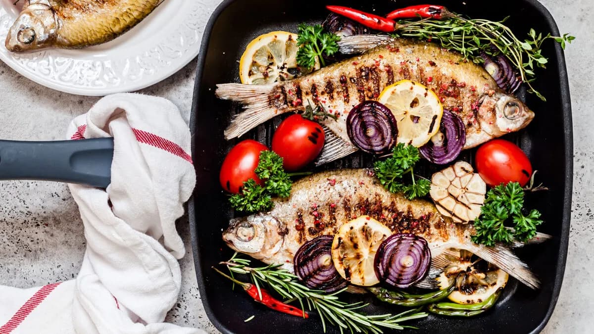 Jak upiec rybę na patelni - w prostych krokach do idealnej potrawy