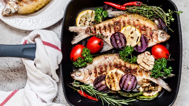 Jak upiec rybę na patelni - w prostych krokach do idealnej potrawy