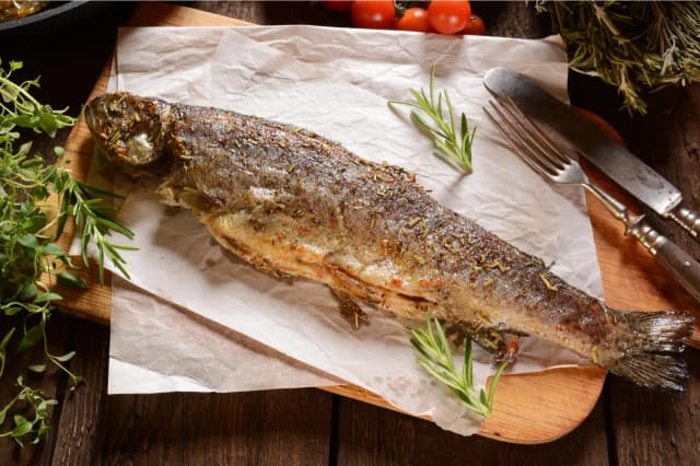 Jak długo smażyć pstrąga na patelni - prosty sposób na idealną rybę