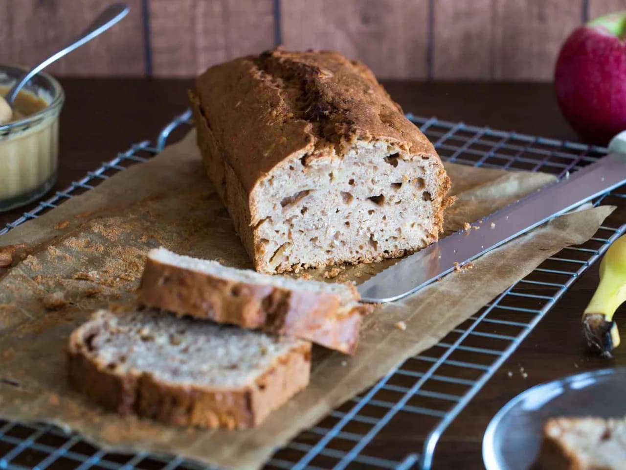 Przepis na chlebek bananowy z jabłkami - soczysty i aromatyczny